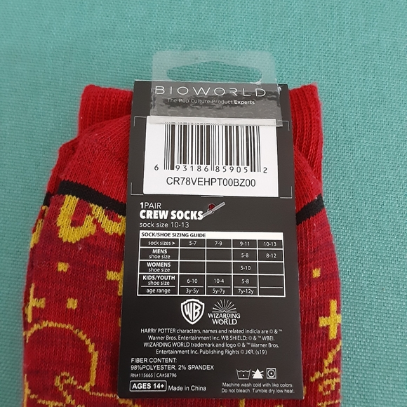 Harry Potter Red and Gold Crew Socks Size 5-10 - Picture 3 of 3